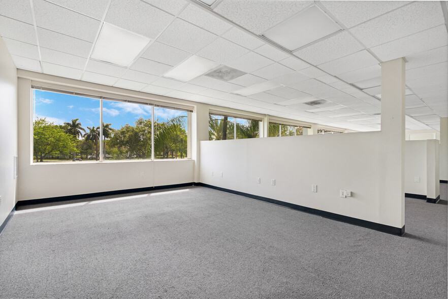 555 S Andrews Ave, Pompano Beach, FL for lease - Interior Photo - Image 2 of 47