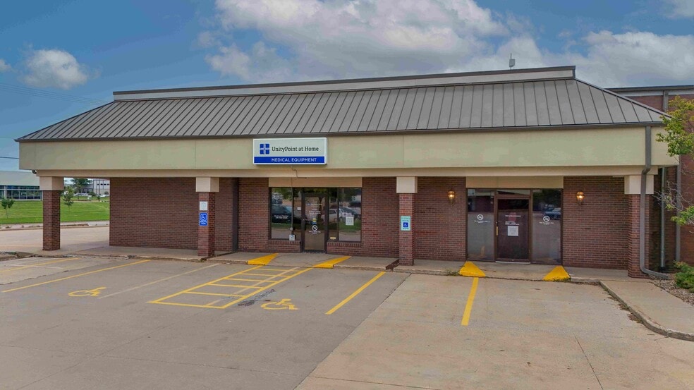 290-298 Blairs Ferry Rd NE, Cedar Rapids, IA for sale - Building Photo - Image 2 of 14