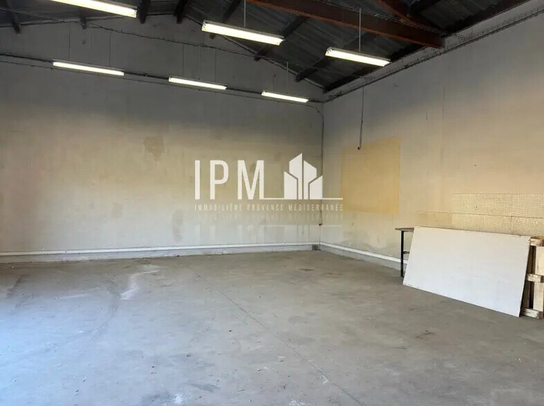 Flex in Aubagne for lease - Interior Photo - Image 3 of 7