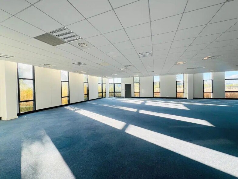 Office in Élancourt for lease - Interior Photo - Image 2 of 13