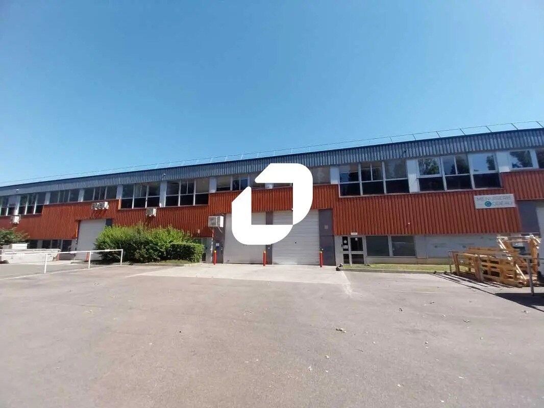 Flex in Trappes for lease Building Photo- Image 1 of 13