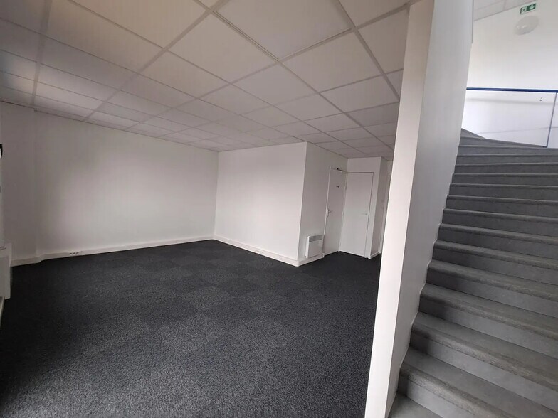 Flex in Moissy-Cramayel for lease - Building Photo - Image 2 of 7