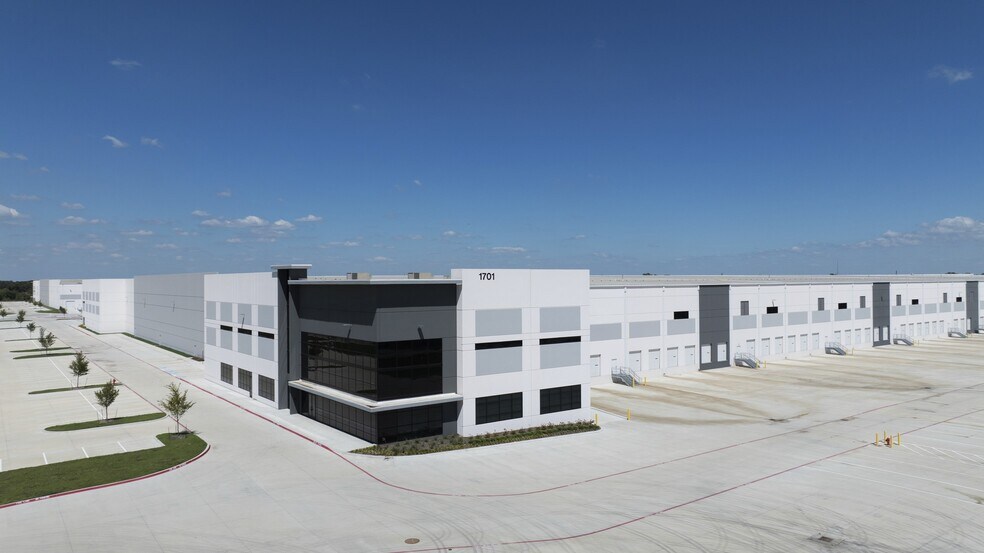 1701 E Pleasant Pky, Wilmer, TX for lease - Building Photo - Image 3 of 25