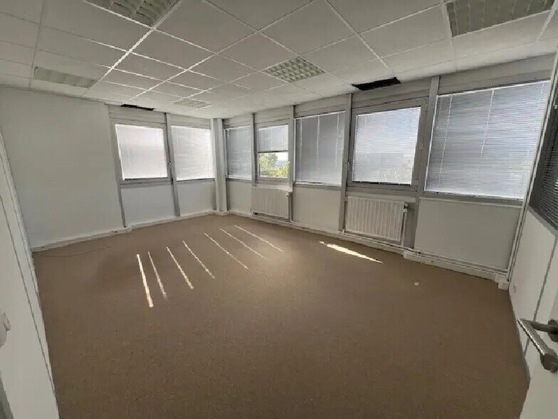 655 Avenue Roland Garros, Buc for sale - Interior Photo - Image 3 of 8