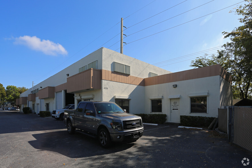 4331 N Dixie Hwy, Boca Raton, FL for lease - Building Photo - Image 3 of 15