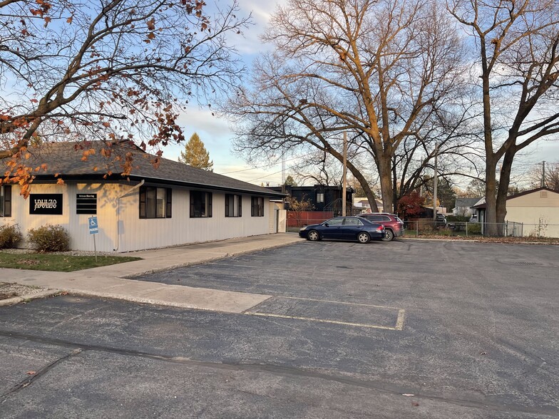 862 E 8th St, Traverse City, MI for lease - Building Photo - Image 2 of 6