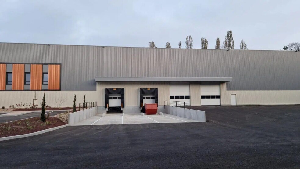 Office in Saint-Laurent-de-Mure for lease - Building Photo - Image 3 of 24