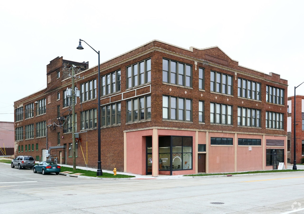 917 S Main St, Rockford, IL 61101