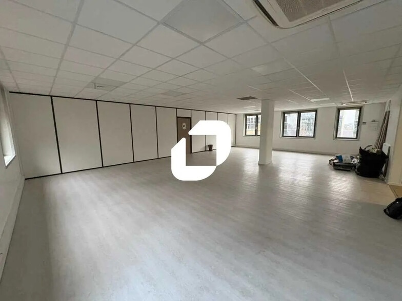 Office in Saint-Germain-en-Laye for lease - Interior Photo - Image 2 of 4