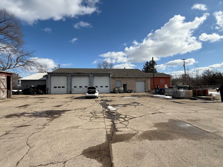 1008 E Crosstown Pky, Kalamazoo, MI for sale - Building Photo - Image 3 of 11