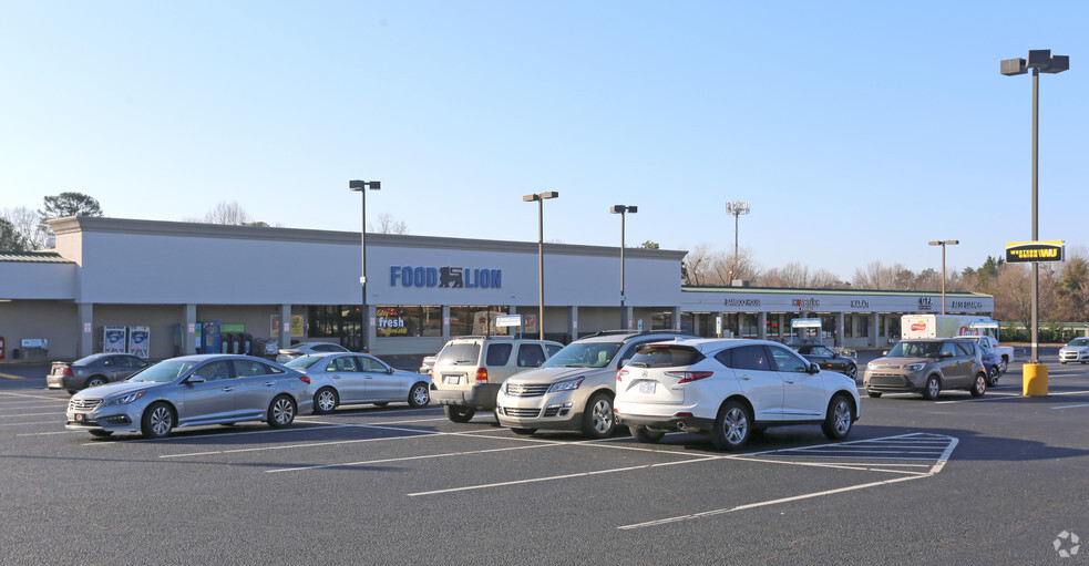 2201-2235 Fleming Rd, Greensboro, NC for lease - Primary Photo - Image 1 of 4