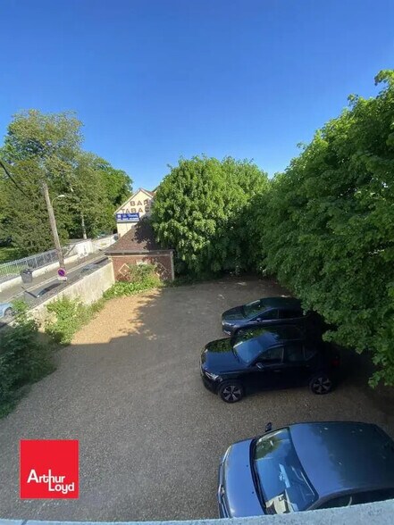 Office in Chartres for lease - Building Photo - Image 3 of 4