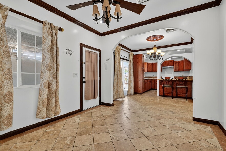 400 N Hayes Ave, Oxnard, CA for sale - Building Photo - Image 2 of 27