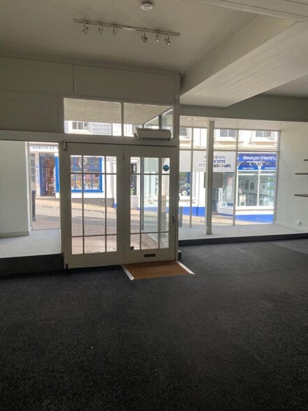 18 Fore St, Kingsbridge for lease - Interior Photo - Image 3 of 8