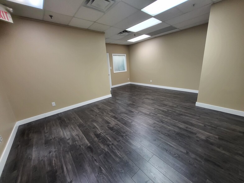 520-600 Champagne Dr, Toronto, ON for lease - Building Photo - Image 3 of 13