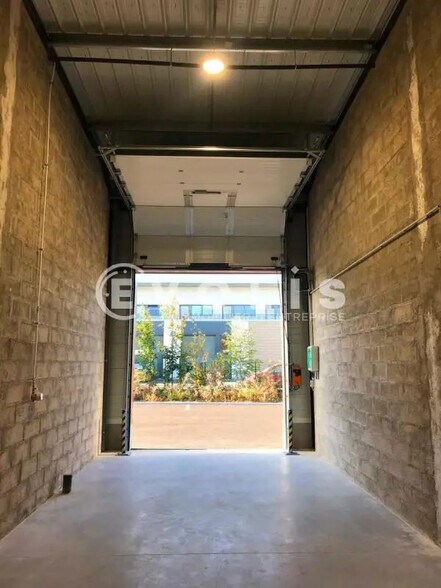 Flex in Serris for lease - Interior Photo - Image 2 of 2