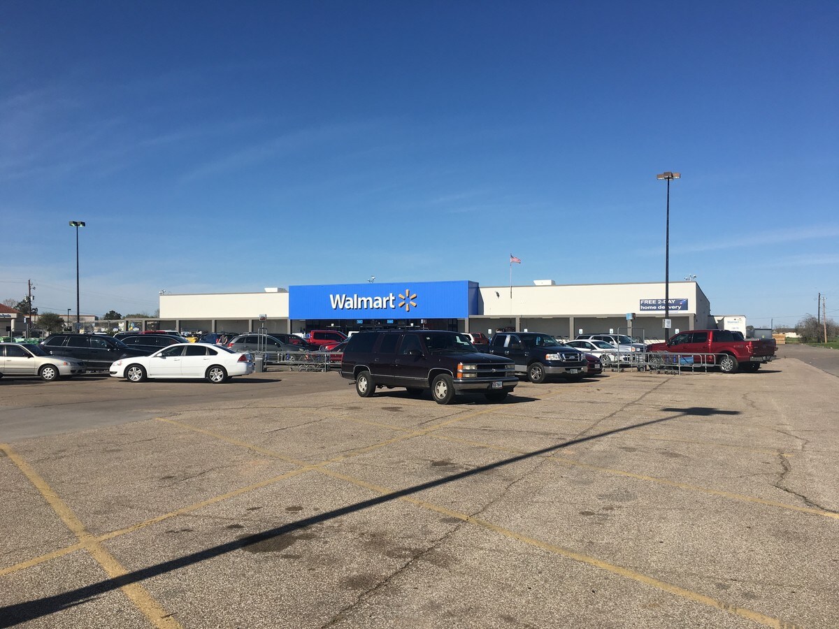 1002 N Wells St, Edna, TX 77957