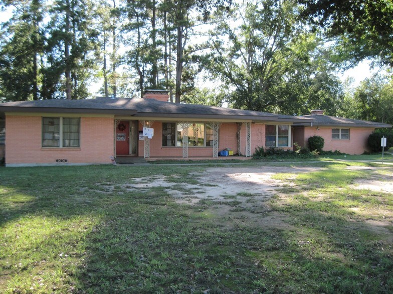 902 Tenaha St, Center, TX 75935