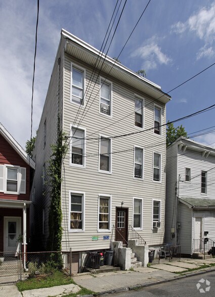 11 Cottage Pl, Staten Island, NY for sale - Primary Photo - Image 1 of 1