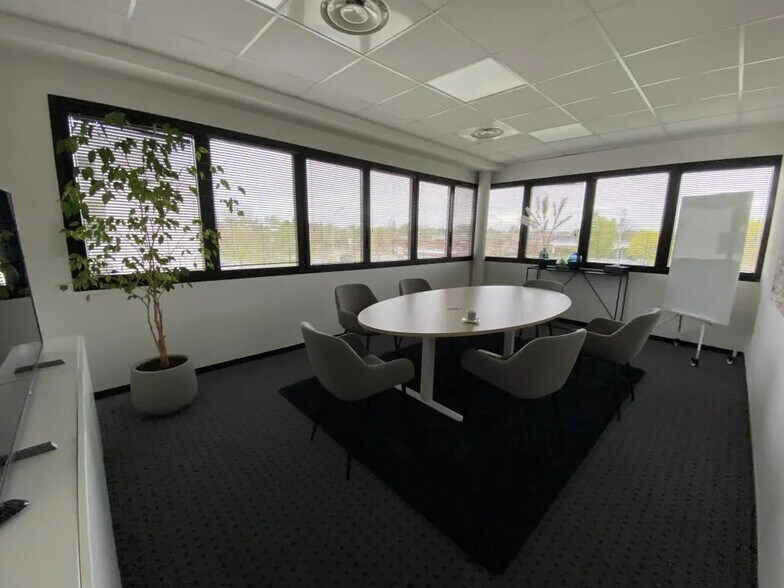 Office in Saint-Grégoire for lease - Interior Photo - Image 3 of 12