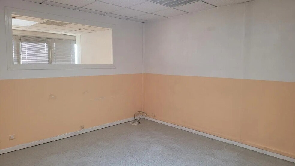 Office in La Crau for lease - Building Photo - Image 2 of 12