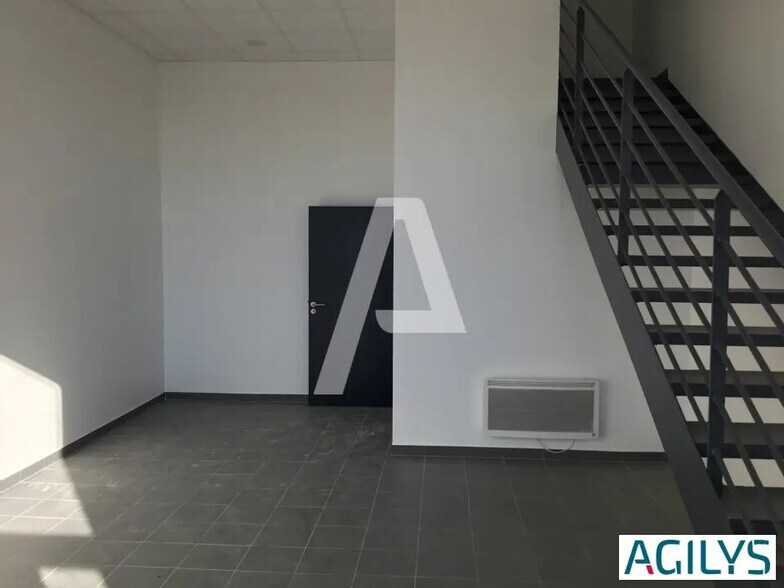 Flex in Saint-Pierre-du-Perray for lease - Interior Photo - Image 3 of 7