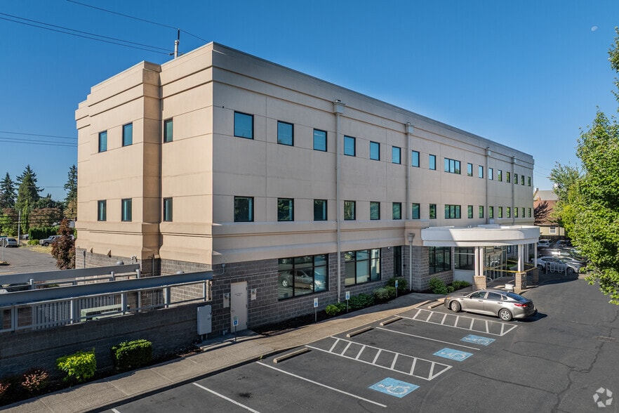 10535 NE Glisan St, Portland, OR for lease - Building Photo - Image 2 of 4