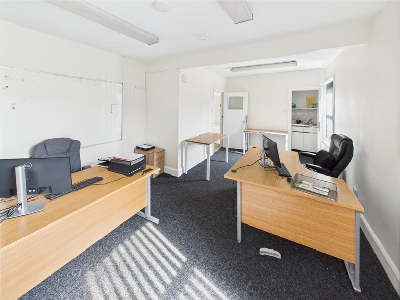 313 Chester Rd, Ellesmere Port for lease - Building Photo - Image 2 of 5