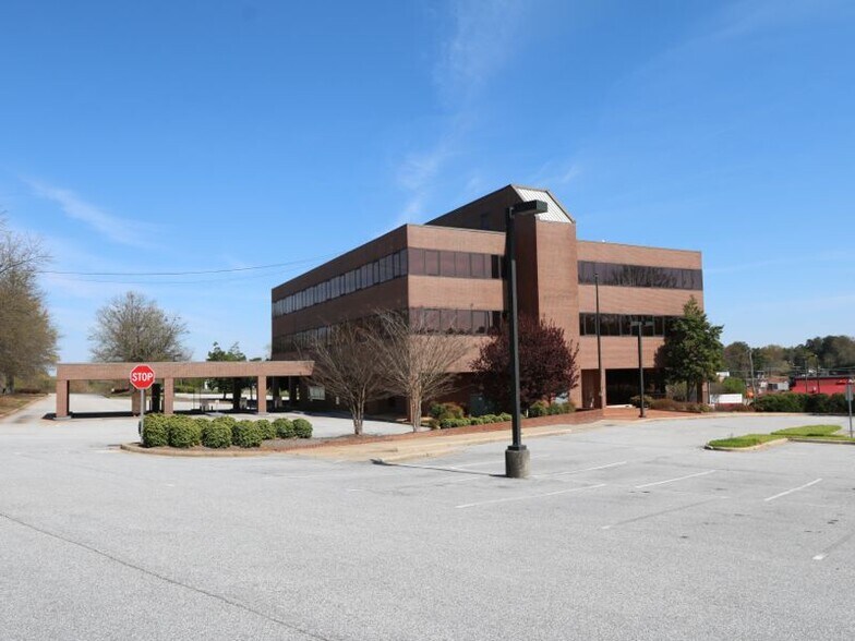 400 Memorial Drive Ext, Greer, SC for lease - Building Photo - Image 2 of 21