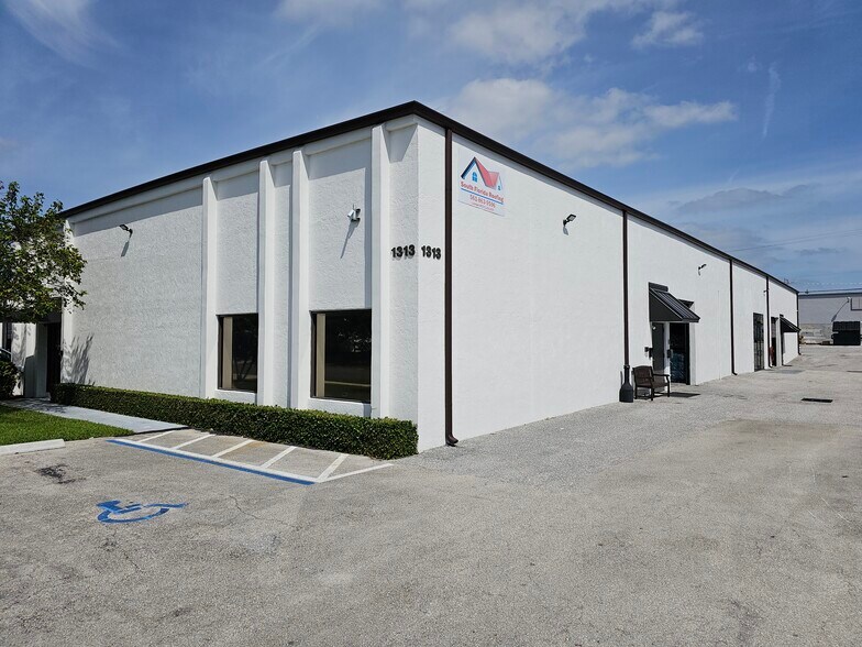 1313 S Killian Dr, Lake Park, FL for lease - Building Photo - Image 1 of 4