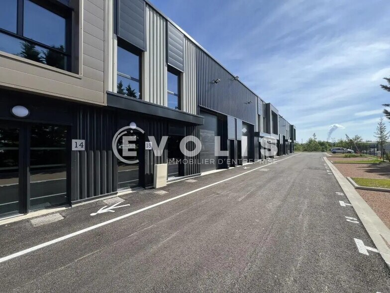 Office in VILLETTE-D'ANTHON for lease - Building Photo - Image 3 of 15