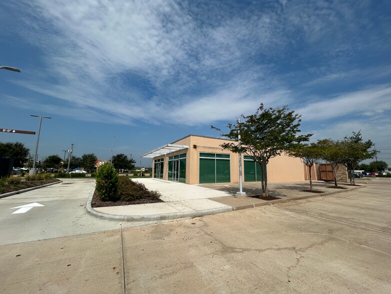 10555 Pearland Pky, Houston, TX for lease - Building Photo - Image 2 of 11