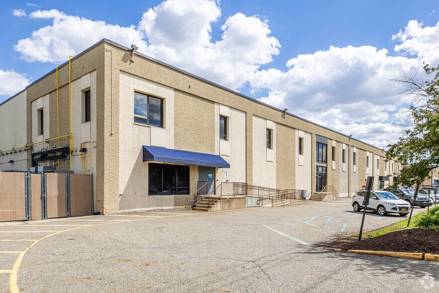 60 Enterprise Ave, Secaucus, NJ for lease - Primary Photo - Image 2 of 6