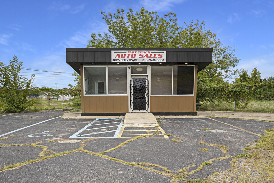 4023 W Pierson Rd, Flint, MI for lease - Building Photo - Image 1 of 17