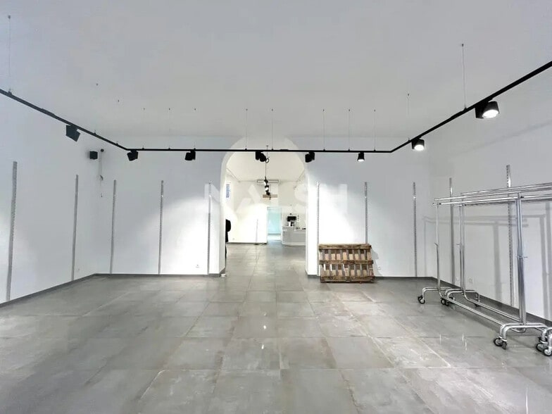 Retail in Lyon for lease - Interior Photo - Image 1 of 6