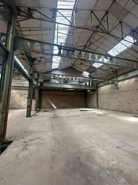 Flex in Saint-Quentin for lease - Building Photo - Image 2 of 5