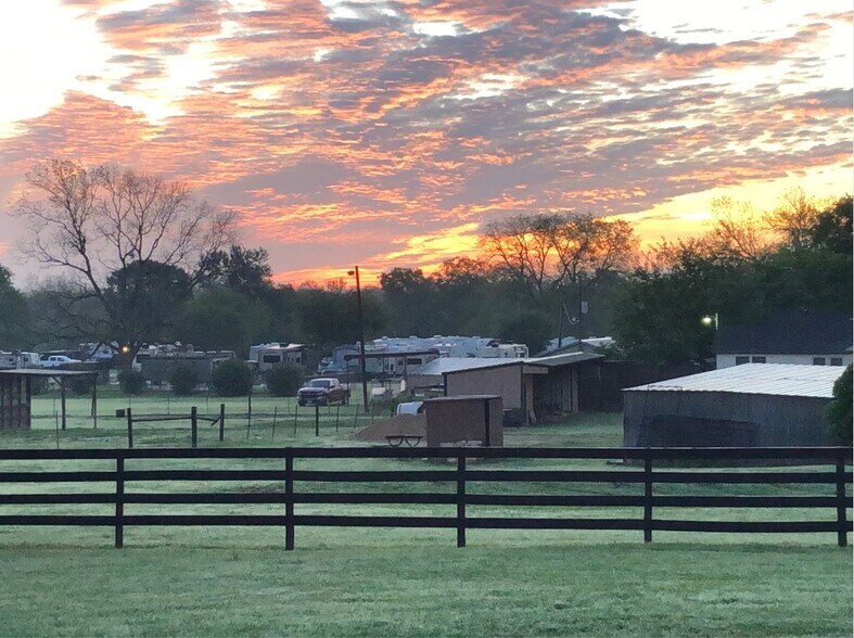 1881 S Magnolia Ave, Luling, TX for sale - Primary Photo - Image 1 of 1