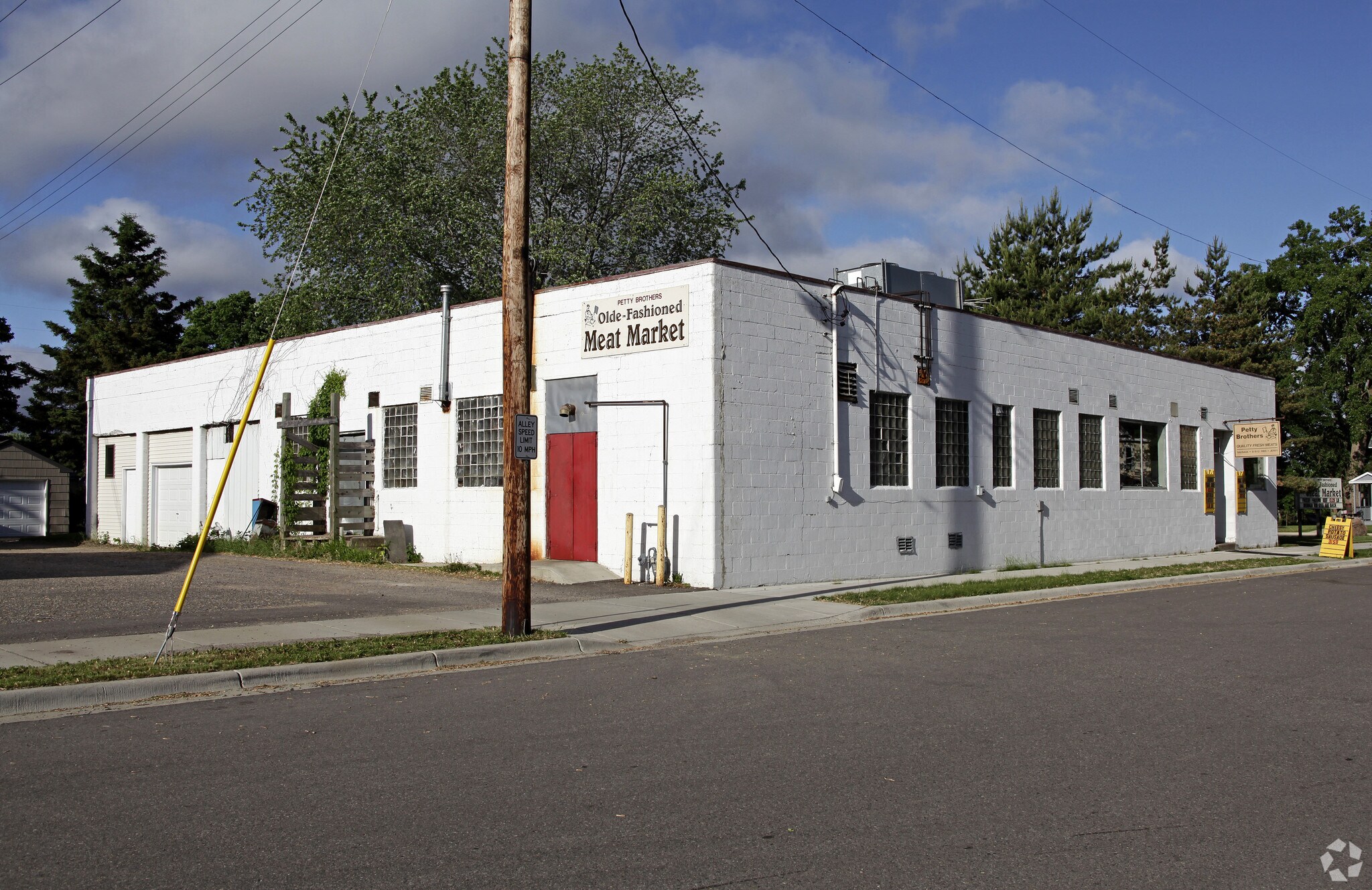 131 Cedar St W, Annandale, MN for sale Primary Photo- Image 1 of 1
