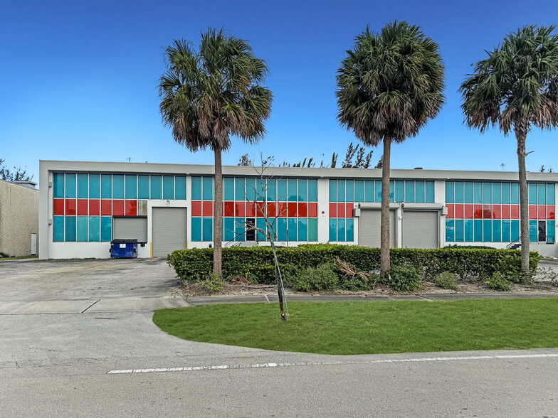 1098-1100 NW 159th Dr, Miami, FL for lease - Building Photo - Image 1 of 8