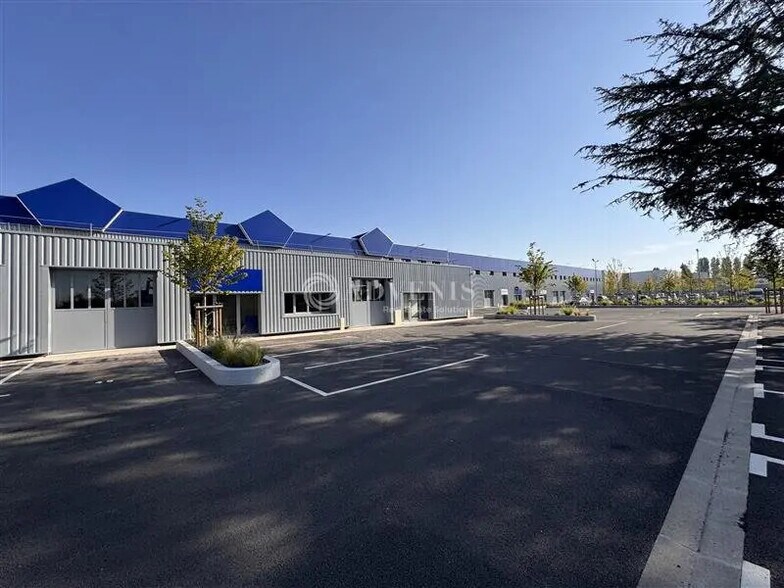 Flex in Vaux-le-Pénil for lease - Building Photo - Image 1 of 7