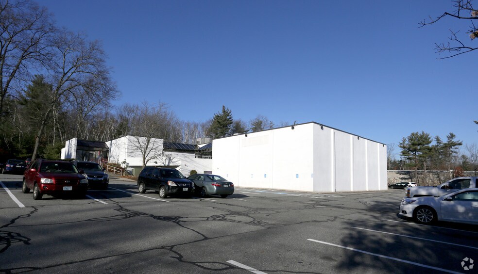 16 Manor Pky, Salem, NH 03079