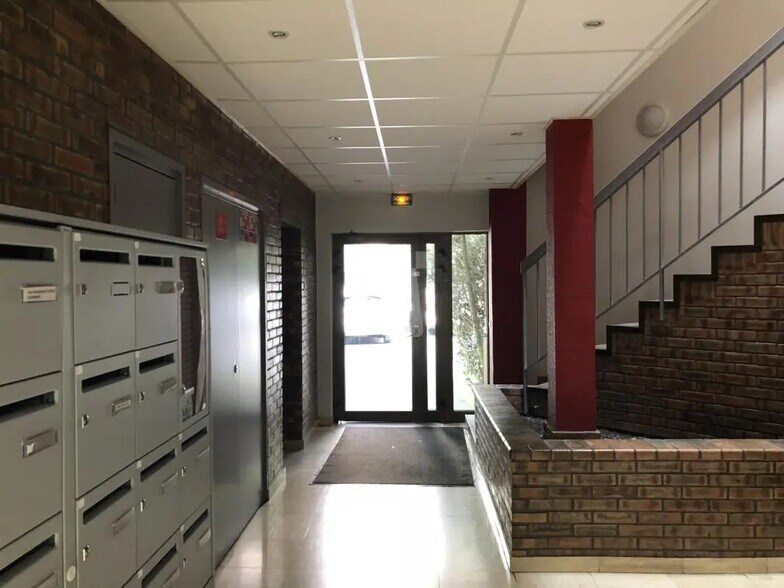 Office in Grigny for lease - Lobby - Image 3 of 16