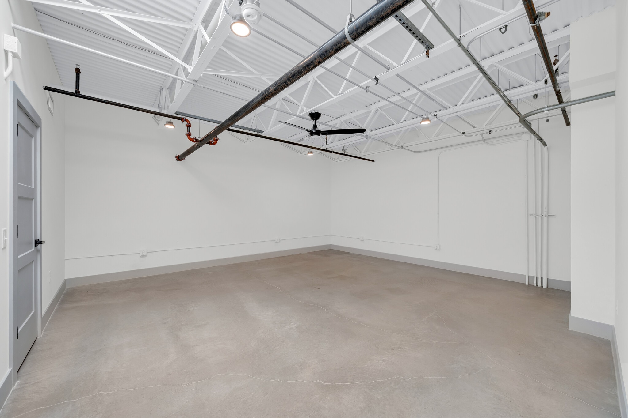 215 Coca Cola Pl, San Antonio, TX for lease Building Photo- Image 1 of 6