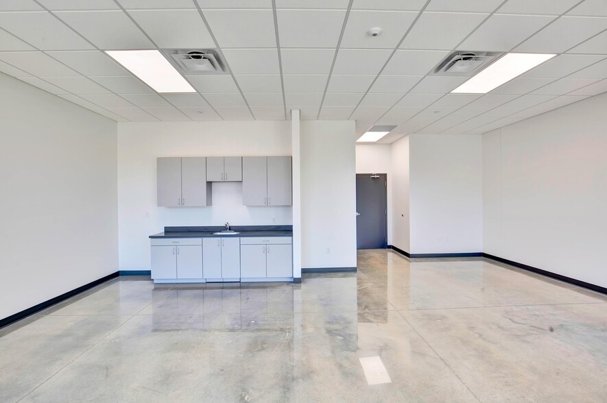 500 Wonder World Dr, San Marcos, TX for lease - Interior Photo - Image 2 of 11