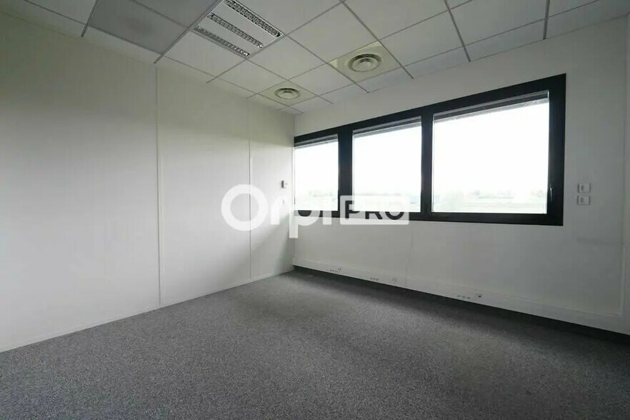 Office in Saint-Priest for lease - Interior Photo - Image 1 of 7