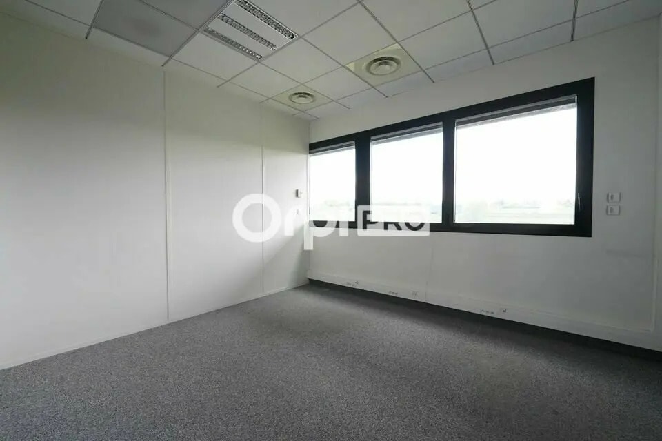 Office in Saint-Priest for lease Interior Photo- Image 1 of 8