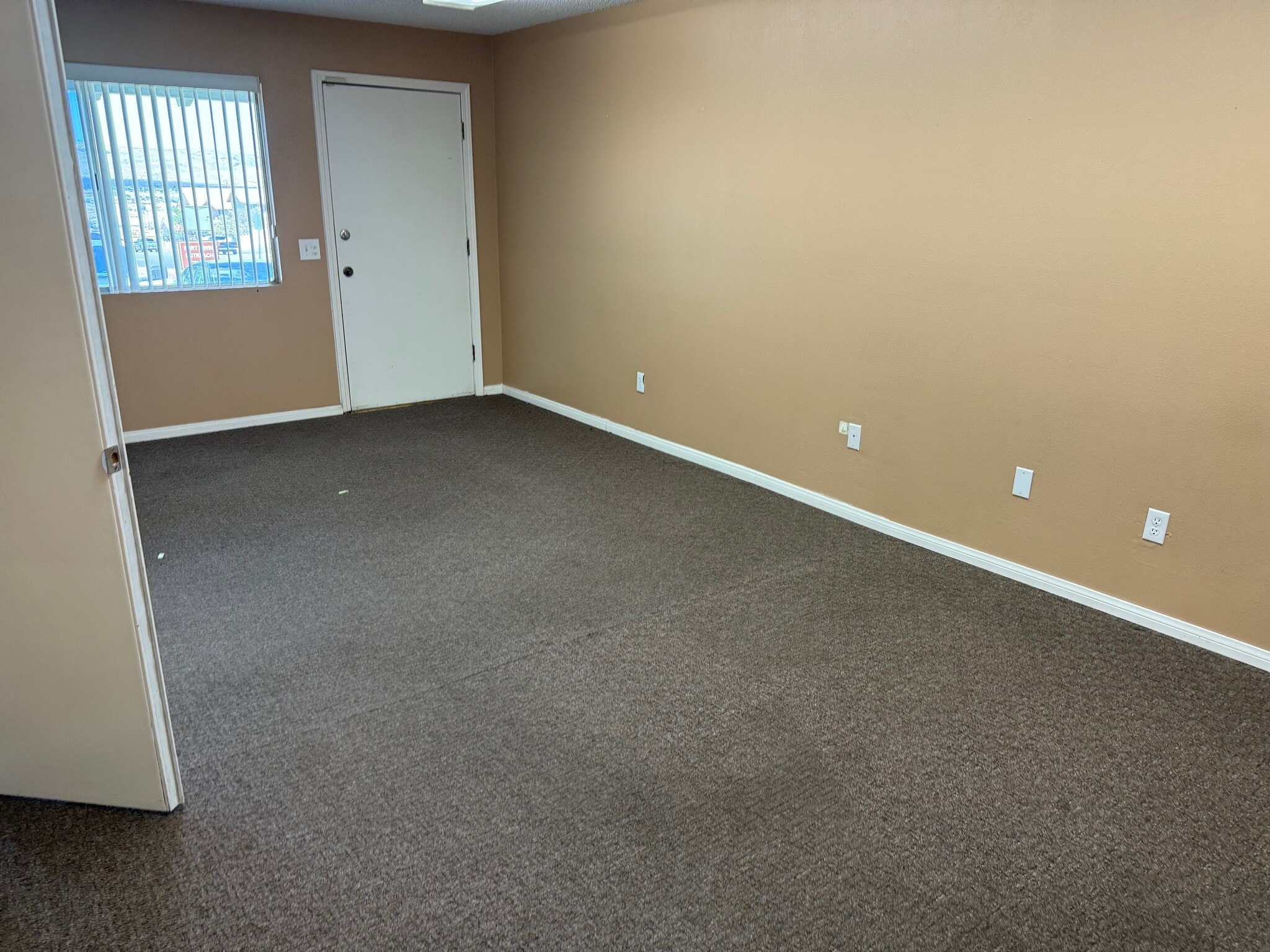 520-536 Barstow Rd, Barstow, CA for lease Interior Photo- Image 1 of 4