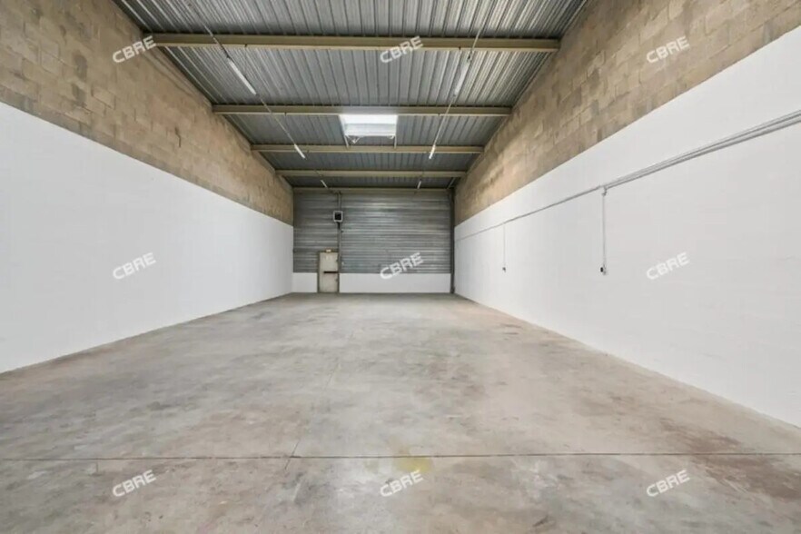 Office in Chilly-Mazarin for lease - Interior Photo - Image 2 of 13