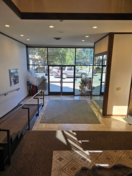 1501 N Broadway, Walnut Creek, CA for lease - Building Photo - Image 3 of 7