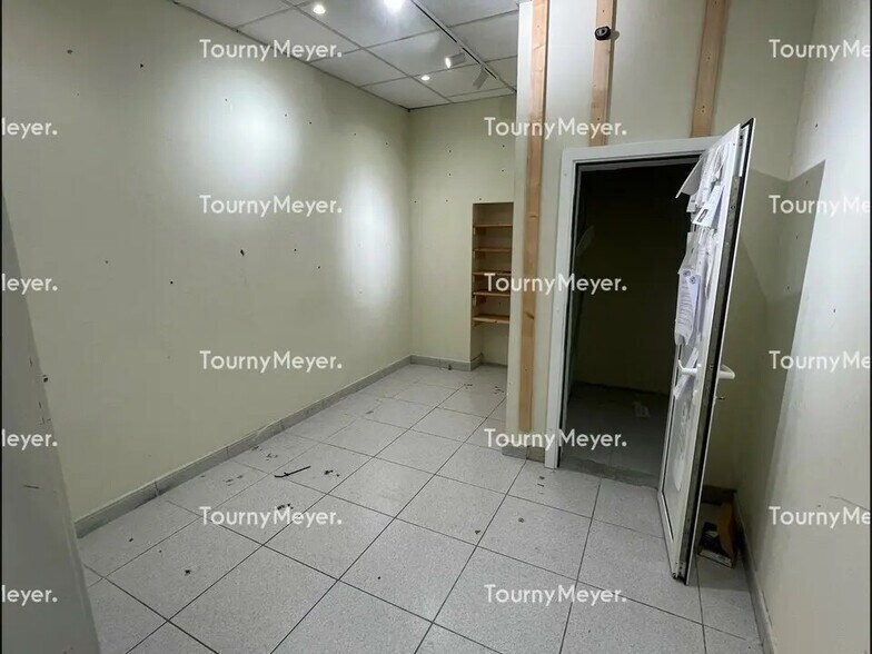 Retail in Billère for lease - Interior Photo - Image 1 of 8